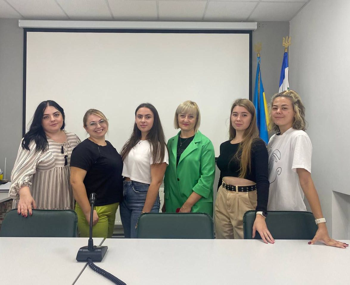 Студенти-журналісти в залі засідань молодіжного медіацентру із Лесею Голояд